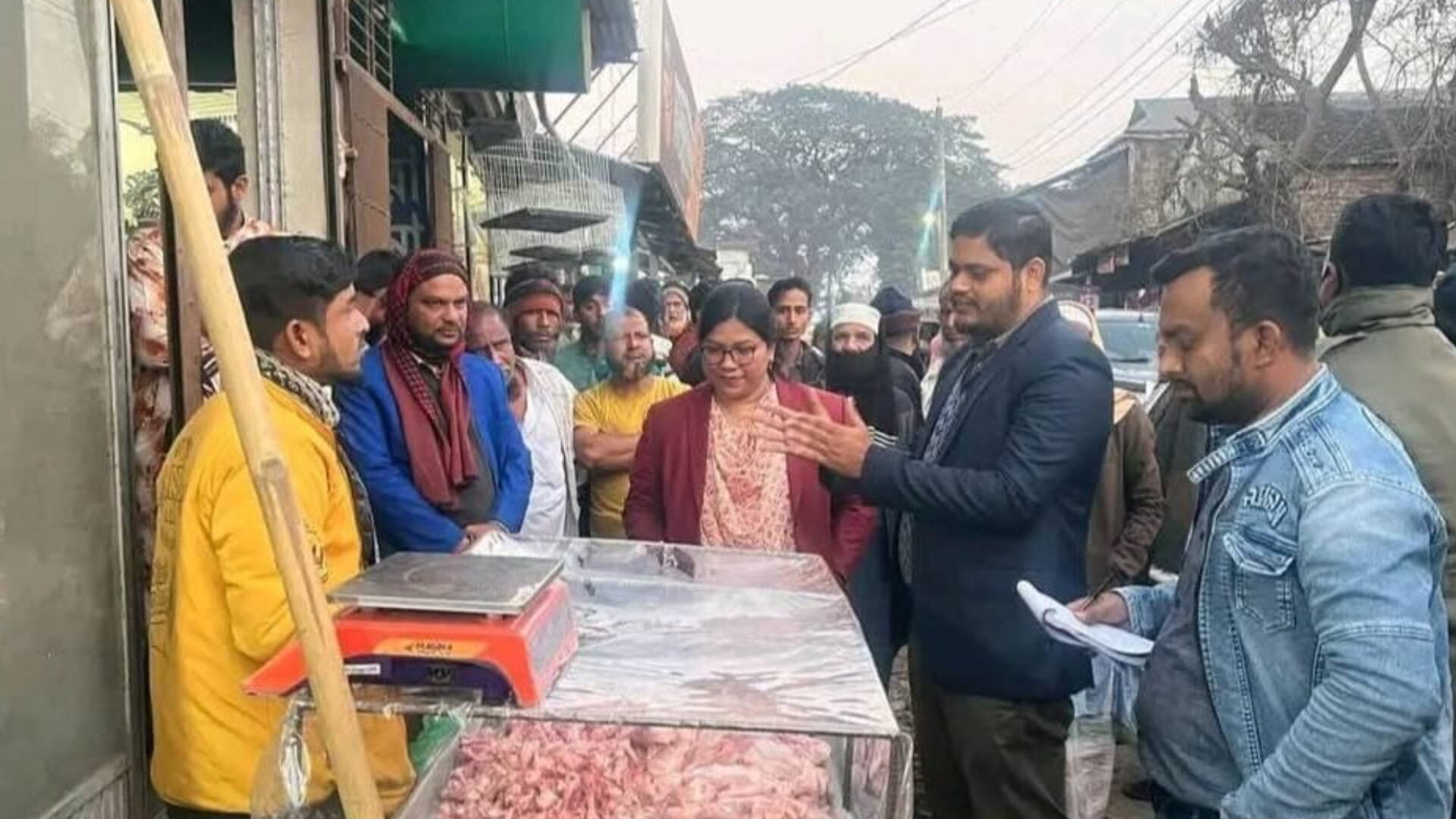 ফুলপুরে মৃত মুরগির মাংস বিক্রির অপরাধে জরিমানা আদায়