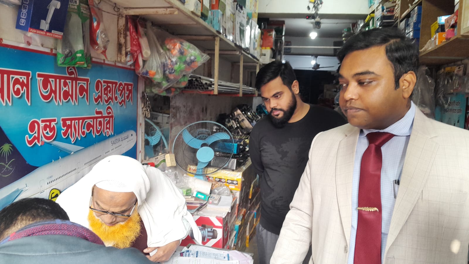 বেশি দামে গ্যাস সিলিন্ডার বিক্রি করায় ২ ব্যবসায়ীকে জরিমানা