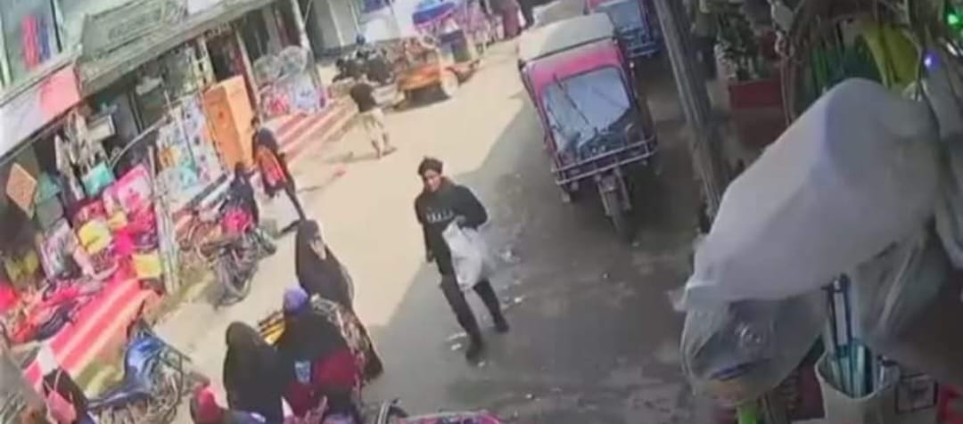 গফরগাঁওয়ে দিন-দুপুরে দোকান থেকে টাকা ও সিগারেটসহ ব্যাগ চুরি