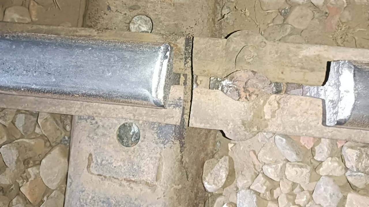 গফরগাঁওয়ে রেললাইন ভাঙা দেখতে পেয়ে ৯৯৯-এ ফোন, বন্ধ ট্রেন চলাচল