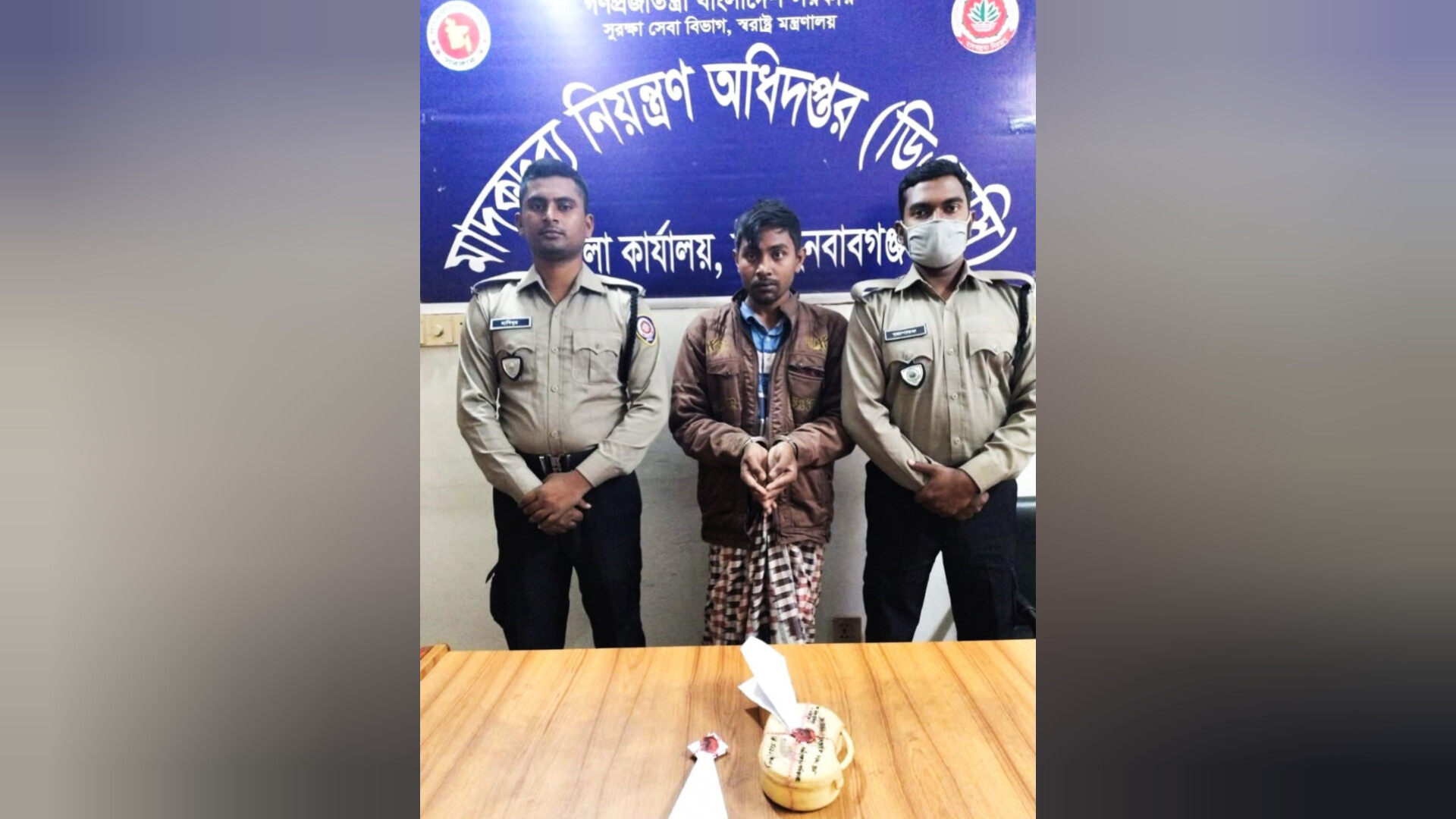 ভোলাহাট সীমান্তে ডিএনসি’র অভিযানে হেরোইনসহ আটক 