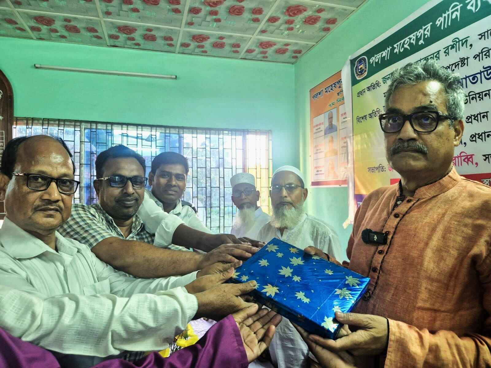 জেলা পরিষদ প্রশাসক হারুনুর রশীদকে সংবর্ধনা দিল পলশা পানি ব্যবস্থাপনা সমবায় সমিতি